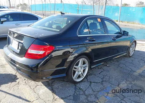 2012 Mercedes-Benz C 250 Sport z USA, uszkodzony, nr VIN WDDGF4HB7CR210806